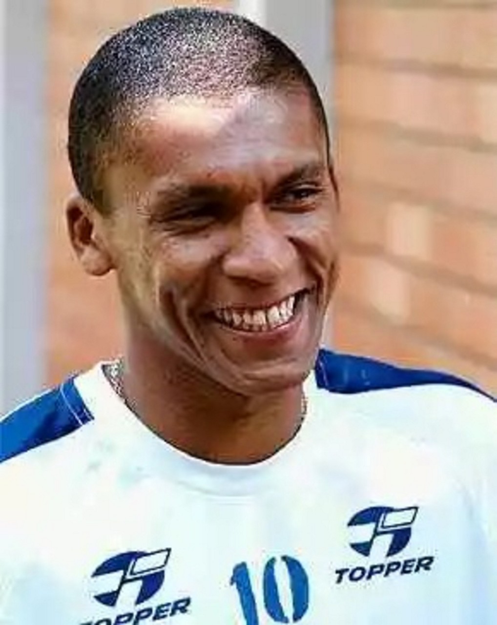 Jackson com a camisa de treino do Cruzeiro na Toca da Raposa