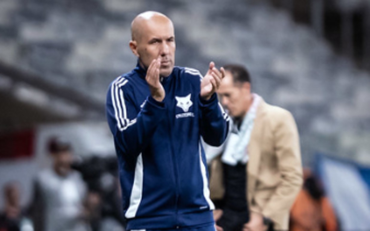 Leonardo Jardim aplaude jogadores do Cruzeiro a beira do gramado do Mineirão durante partida com o Palestino