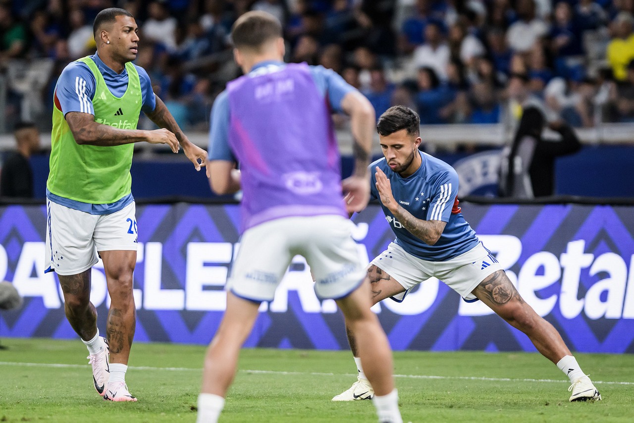 Walace e Matheus Henrique se aquecendo para partida no Mineirão