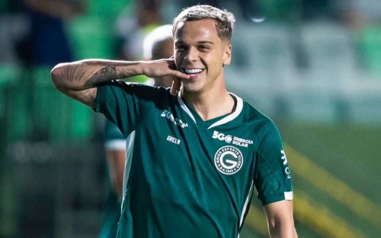 Cria da Toca, Vitinho comemora gol marcado pelo Goiás