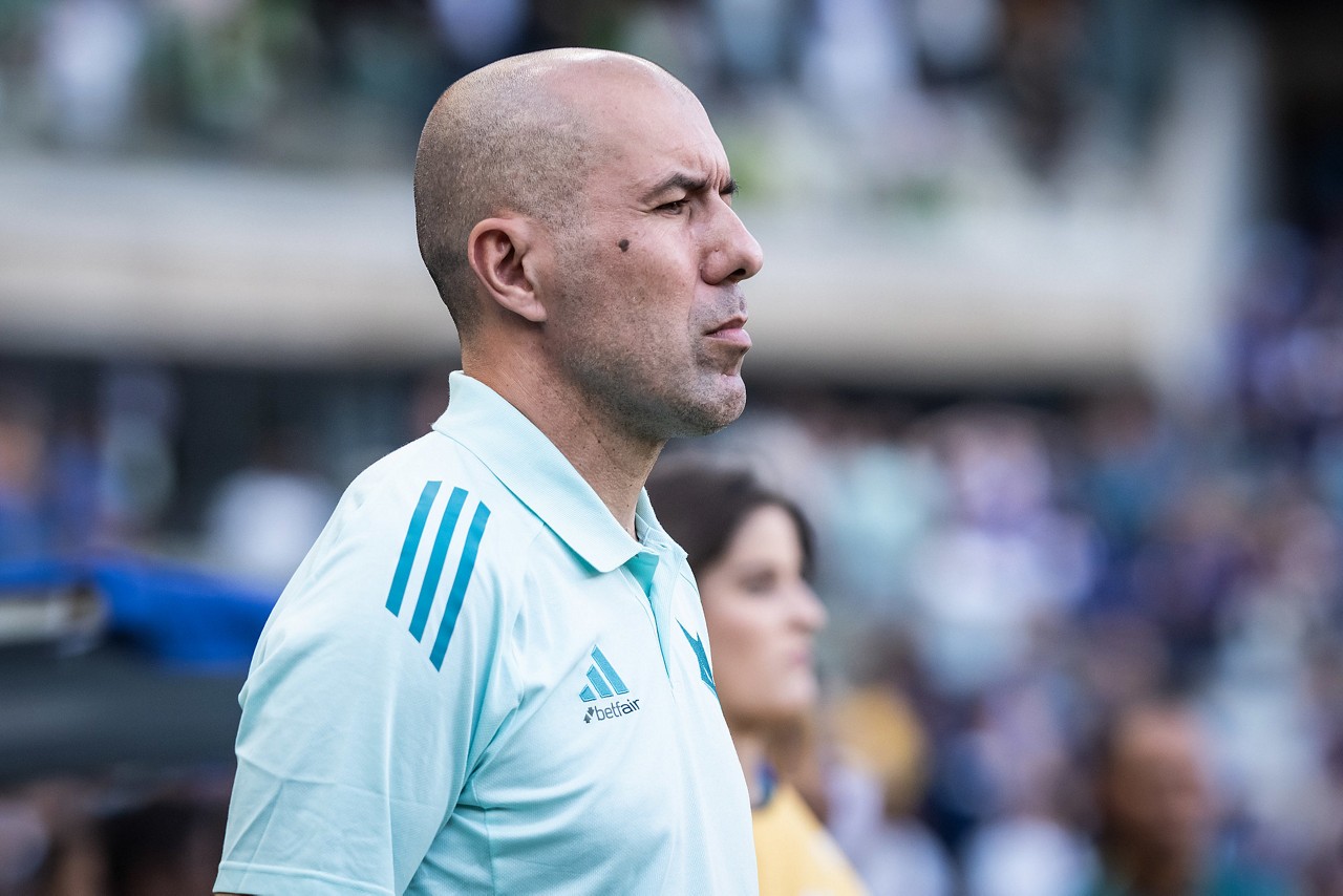 Técnico Leonardo Jardim observa postura de seus jogadores durante o empate entre Cruzeiro e América, no Mineirão