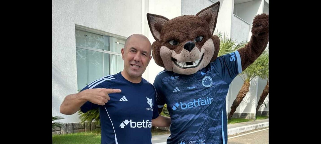 Técnico do Cruzeiro, Leonardo Jardim posta foto ao lado do mascote Raposão na Toca