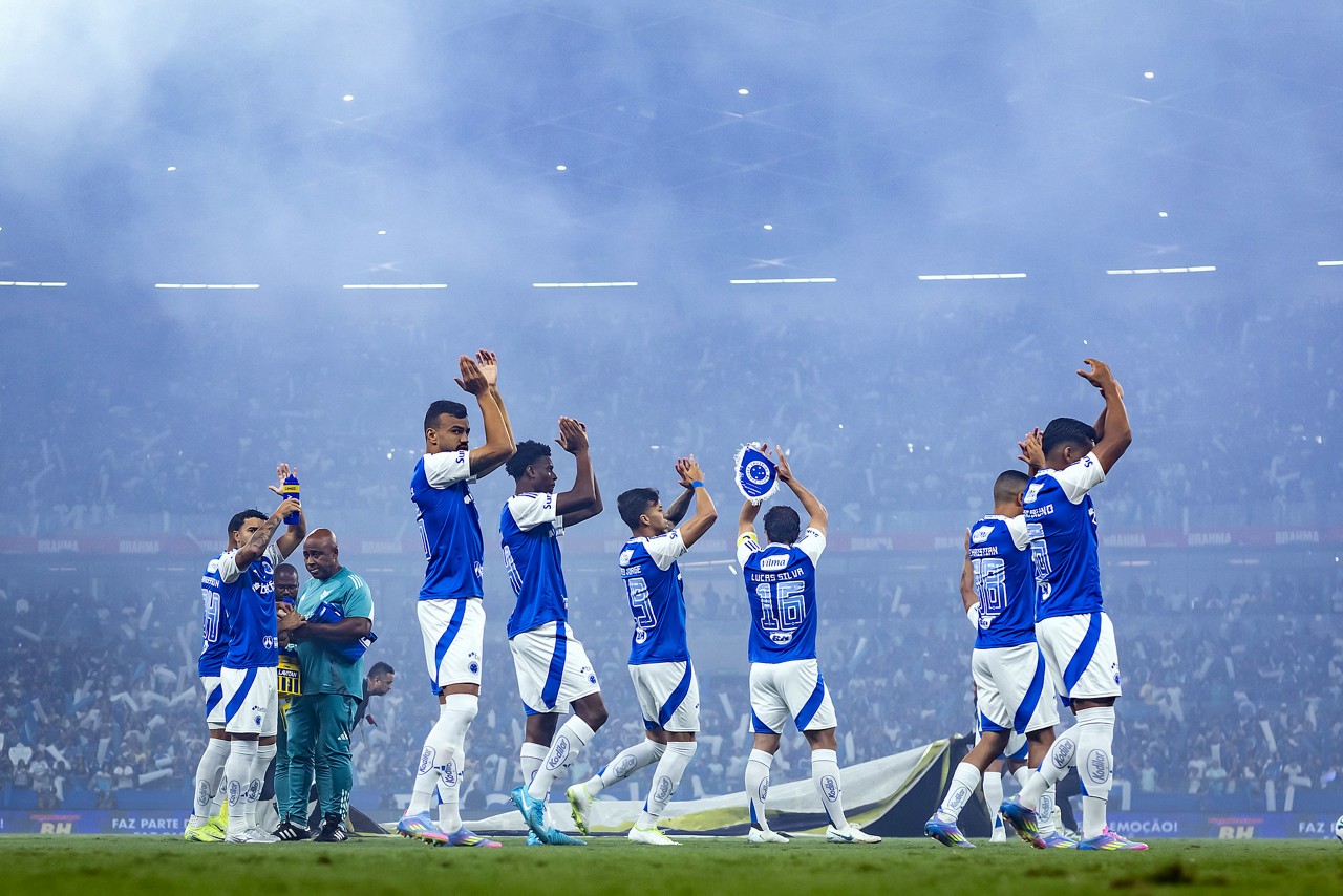 Jogadores do Cruzeiro agradecem a torcida após a vitória de 2 a 1 sobre o Palmeiras, no Mineirão
