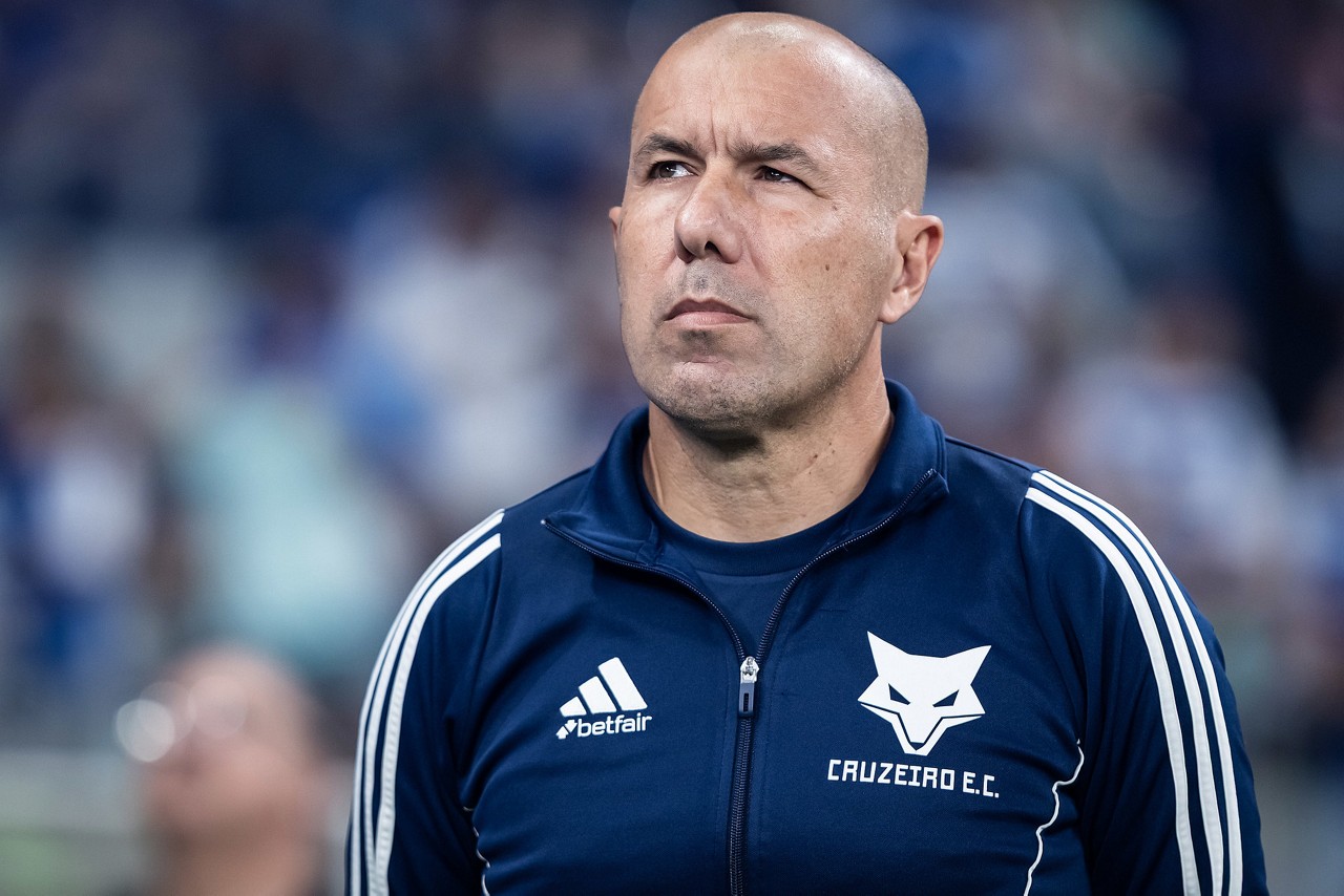 Leonardo Jardim à beira do gramado do Mineirão, durante partida entre Cruzeiro e Internacional