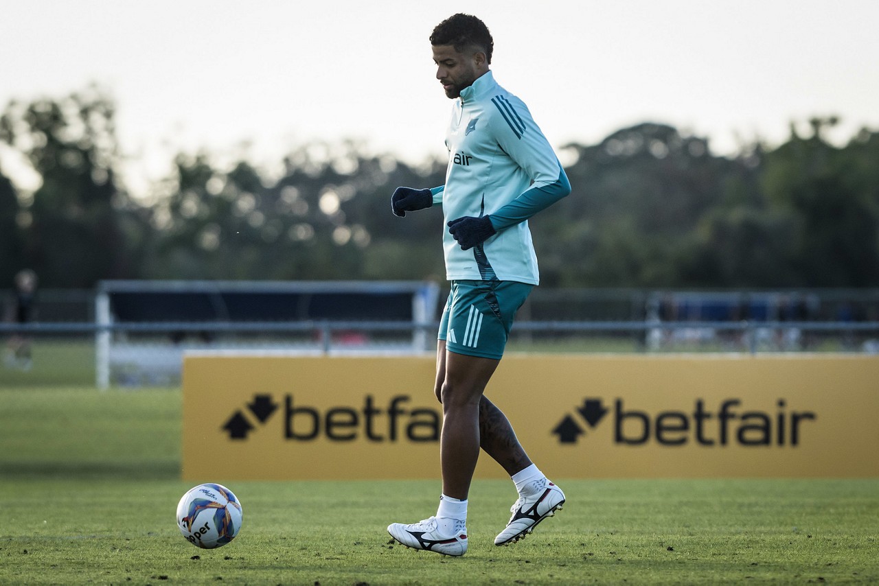 João Marcelo tem 24 anos e contrato com a SAF até dezembro de 2028
