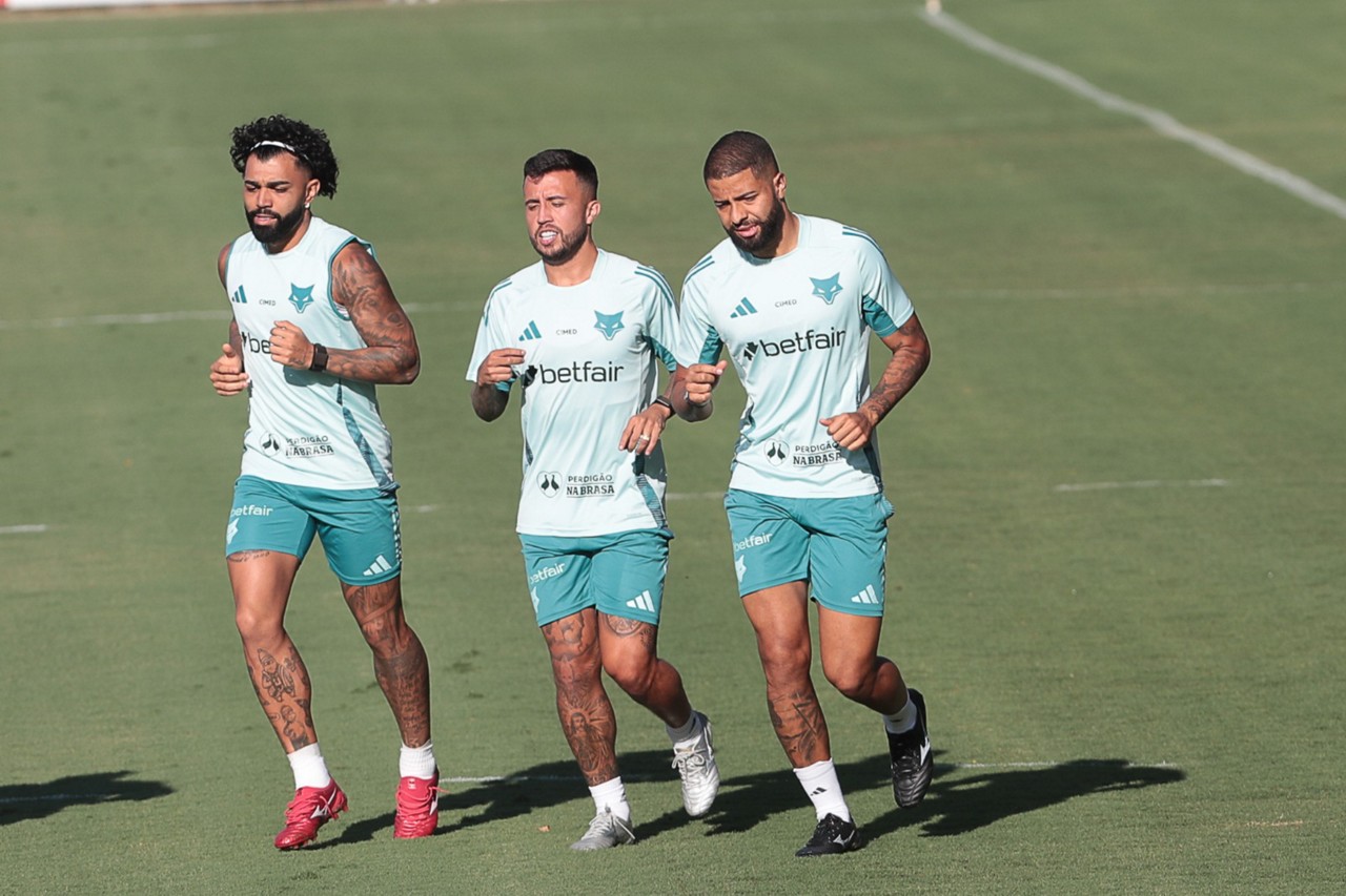 João Marcelo durante treino ao lado de Matheusinho e Gabigol