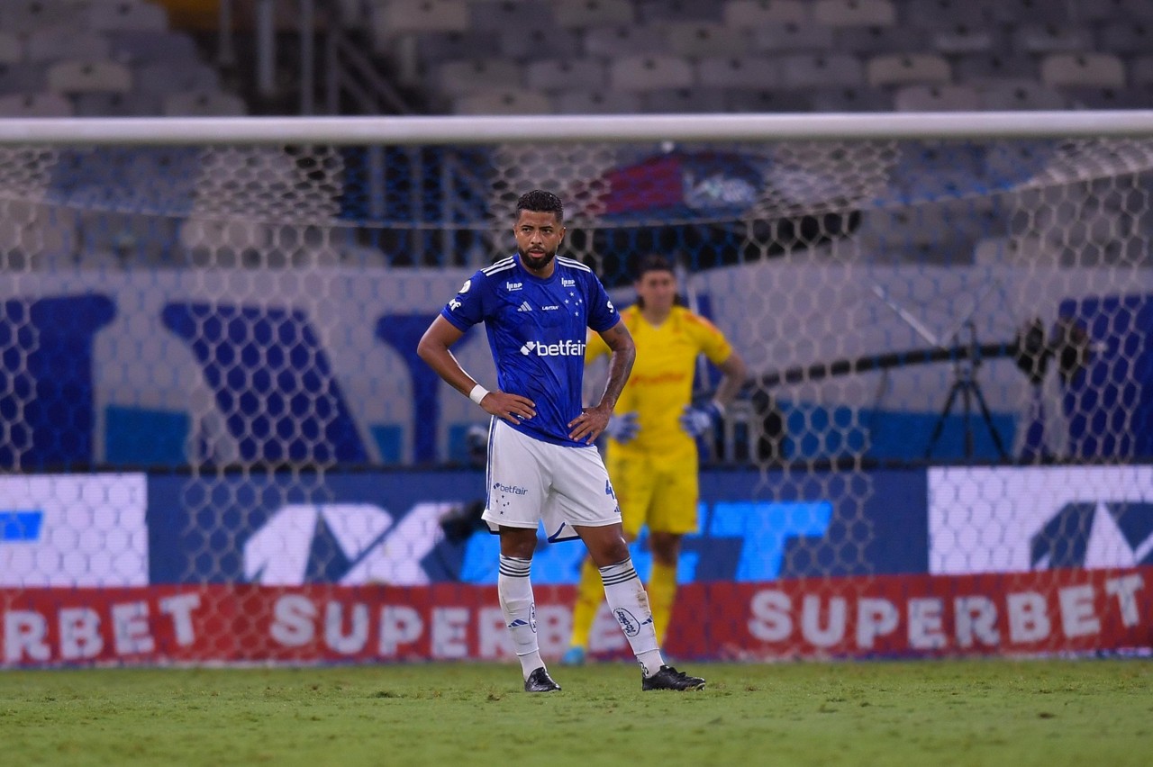 Zagueiro era titular na zaga celeste ao lado de Fabrício Bruno