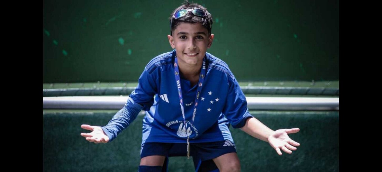 Estiloso, Lukinhas posa com a camisa do Cruzeiro e medalha conquistada em torneio