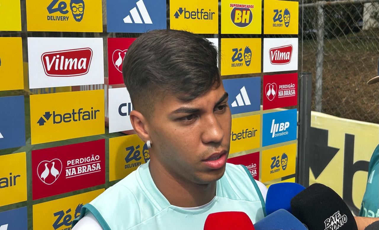 Kaio Jorge em entrevista antes de treino na Toca da Raposa 2