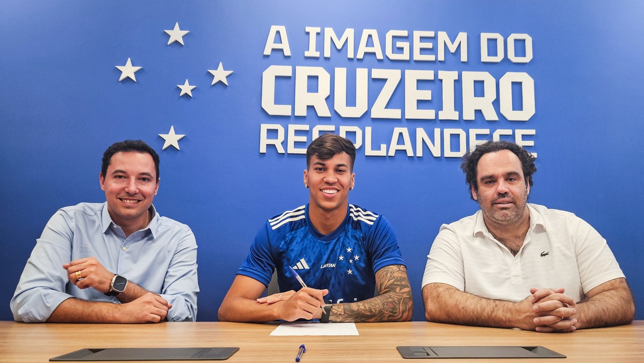 Kaio Jorge assinando contrato na Toca da Raposa 2