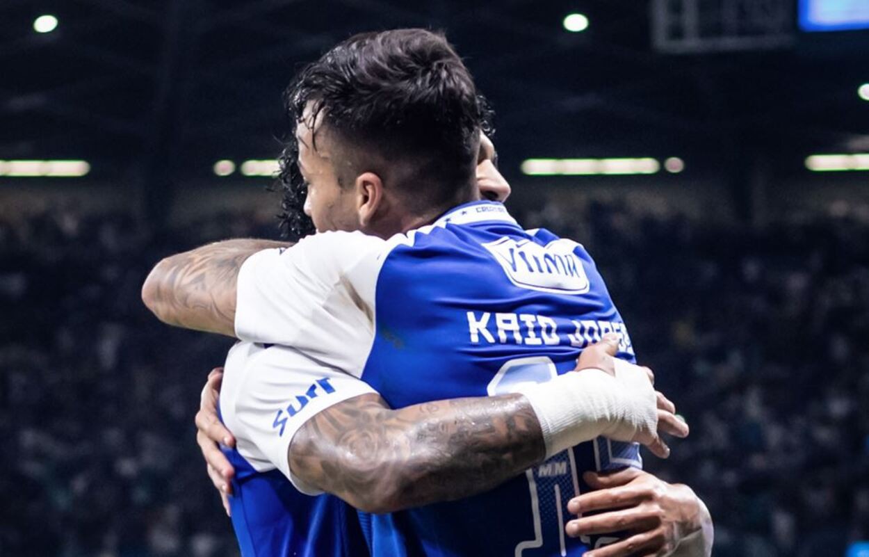 Kaio Jorge e Gabigol se abraçam em comemoração de gol do Cruzeiro