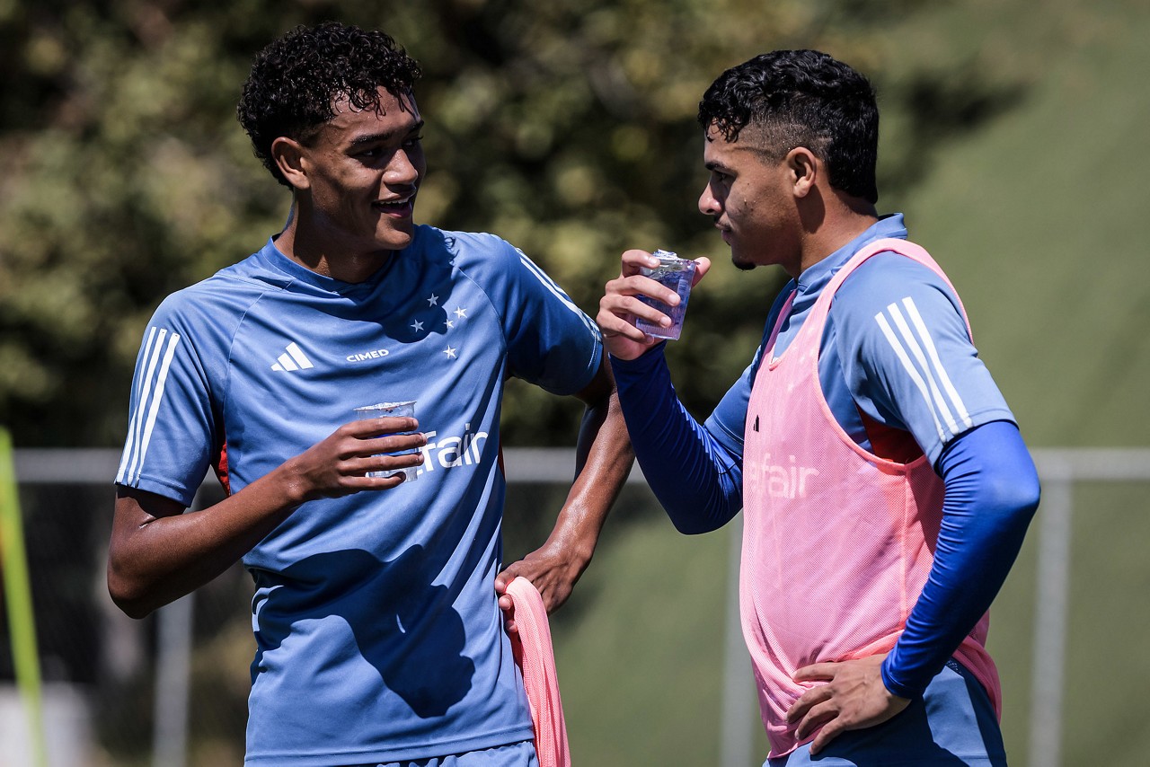Kaique Kenji (esquerda) ao lado do lateral-direito Dorival na Toca da Raposa 2