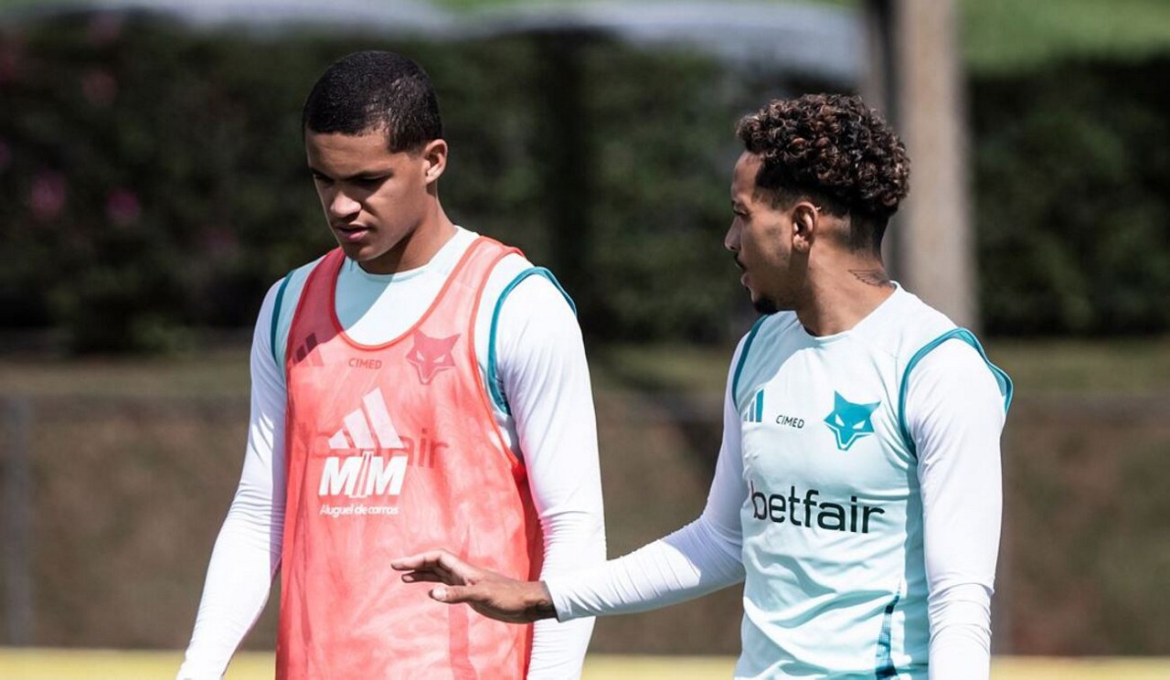 Kauã Prates recebe instruções de Matheus Pereira durante treino