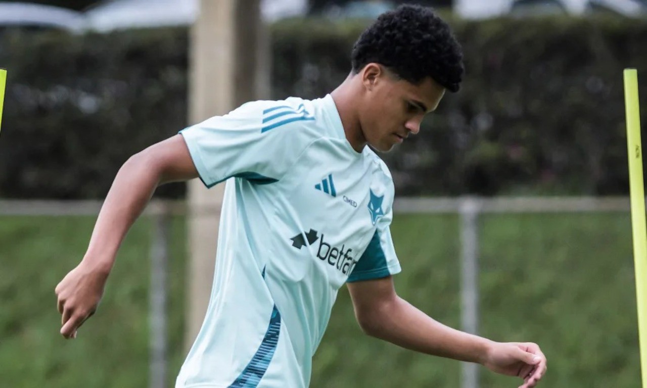 Lateral-esquerdo Kauã Prates, de apenas 16 anos, em ação durante treinamento na Toca da Raposa