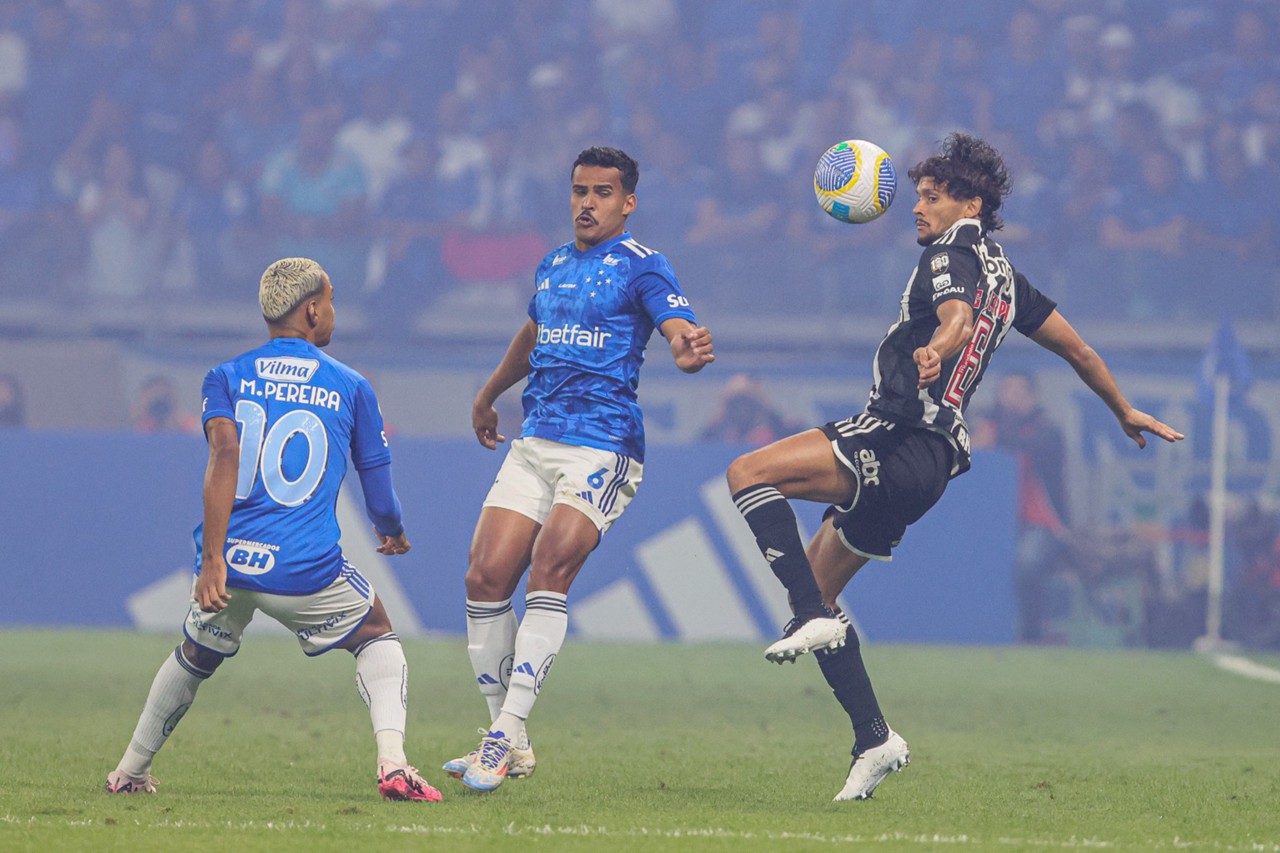 Kaiki, em disputa de bola com Scarpa, está ansioso para enfrentar o Boca Juniors