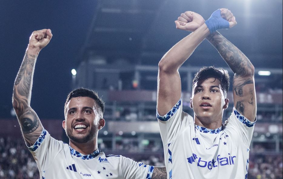 Matheus Henrique e Kaio Jorge durante comemoração de gol
