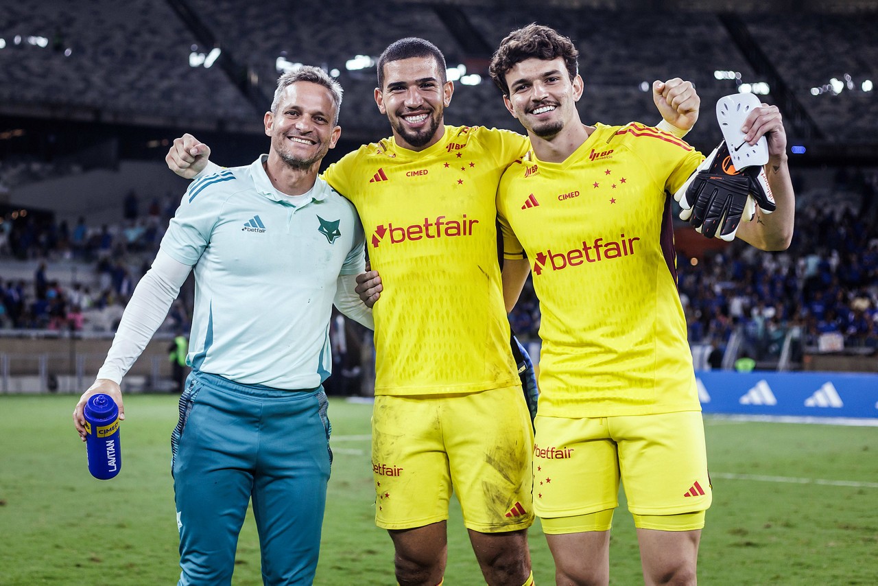 Treinador de goleiros Roberto Barbosa com Léo Aragão e Otávio