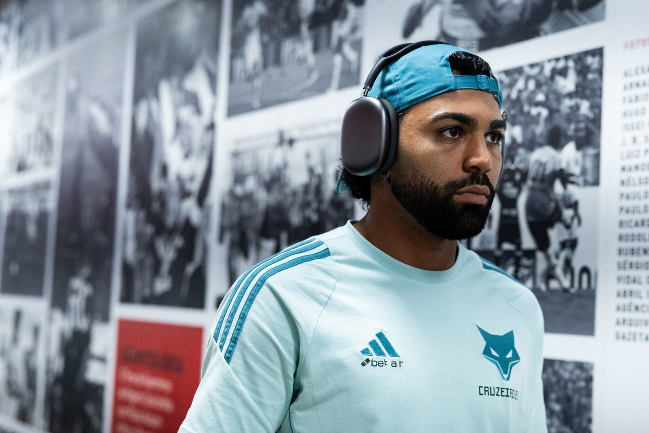 Gabi na chegada da deleção estrelada ao estádio paulistano