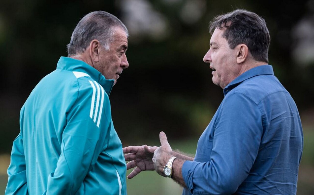 Gestores Paulo Pelaipe e Pedro Lourenço em conversa durante treino