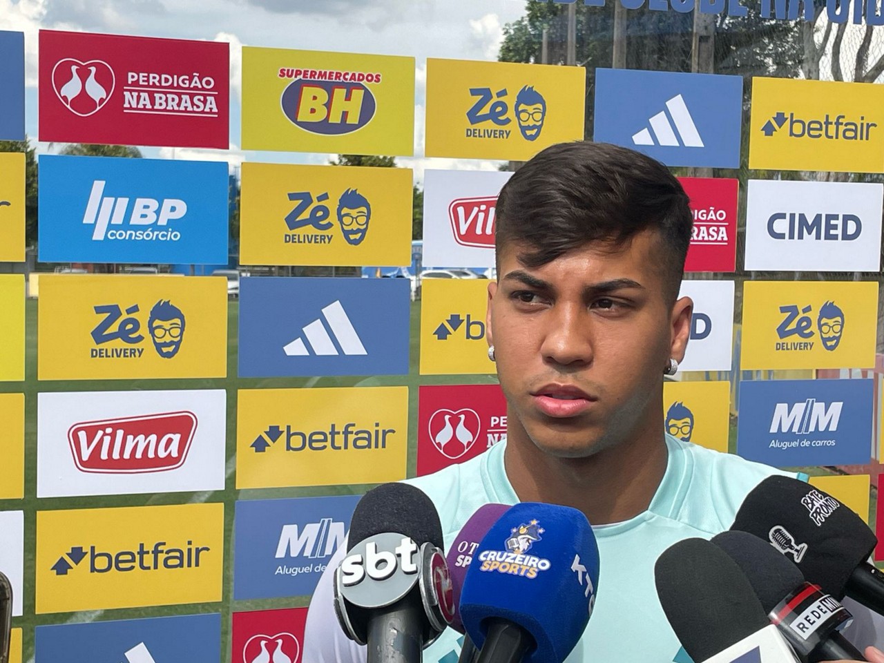 O atacante kaio Jorge atendeu a imprensa no treino aberto desta sexta-feira (14), na Toca da Raposa 2
