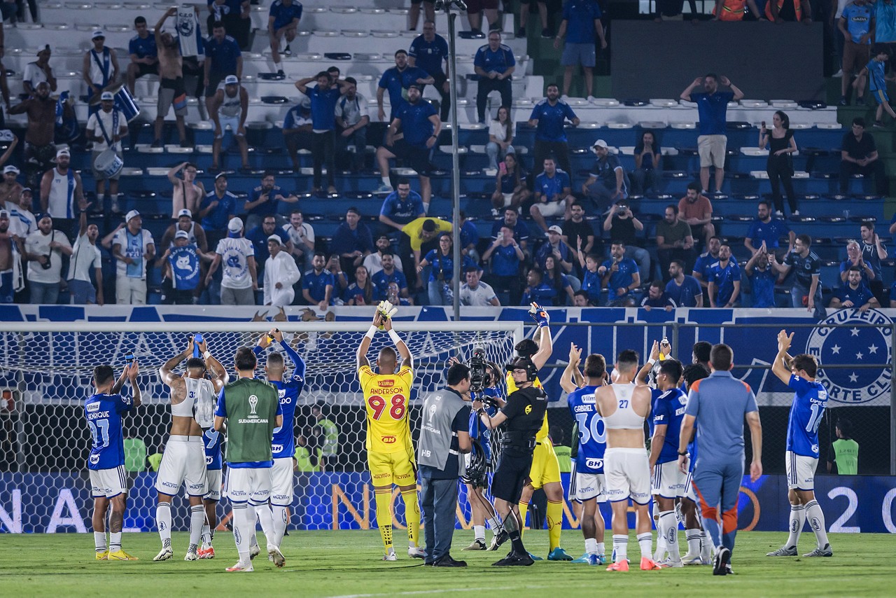 Raposa venceu por 2 a 0 no estádio Defensores del Chaco