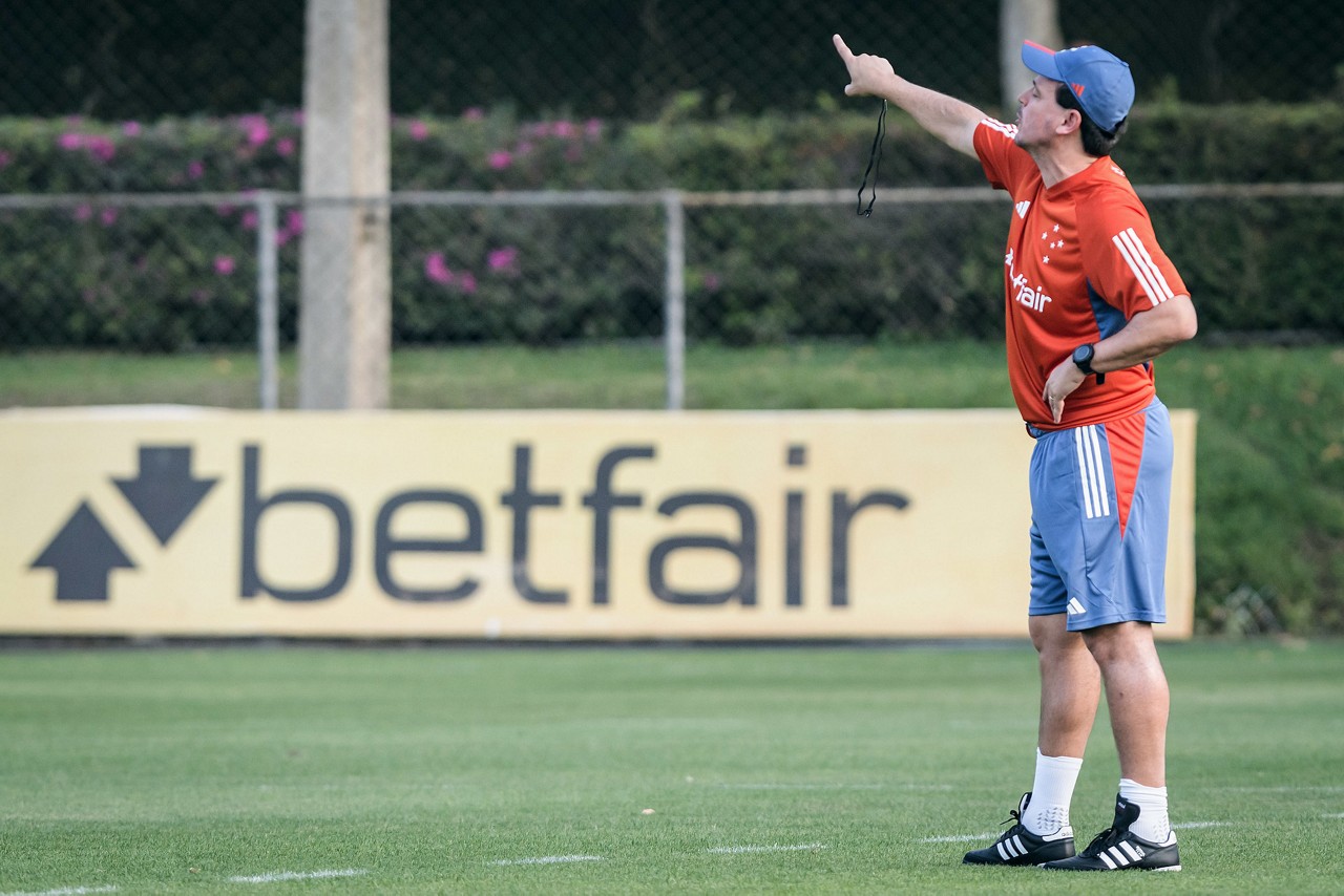 Fernando Diniz em seu primeiro treino na Toca da Raposa 2
