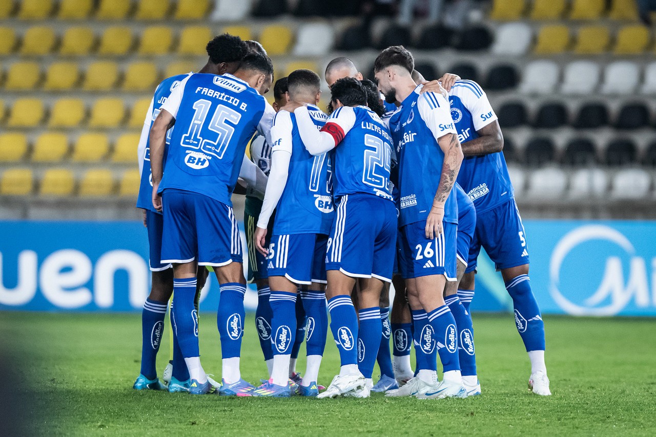 Jogadores do Cruzeiro se reúnem no centro do gramado antes de partida pela Copa Sul-Americana