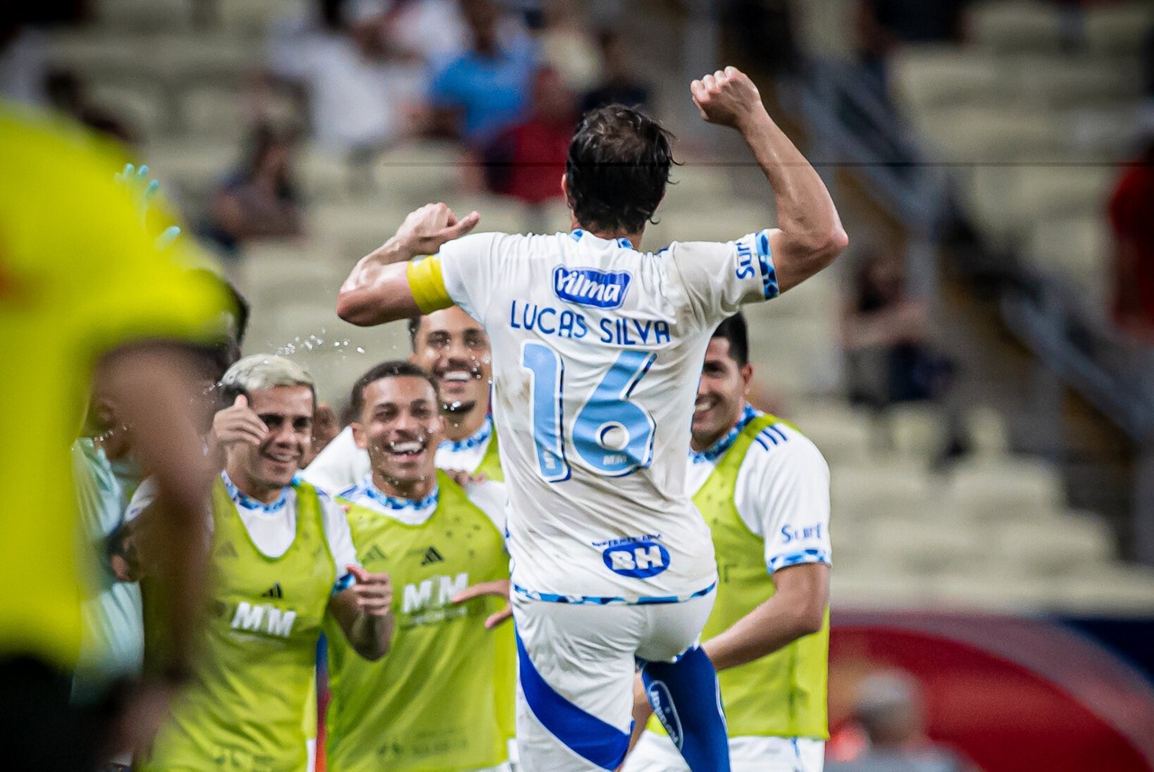Lucas Silva comemora gol diante do Fortaleza