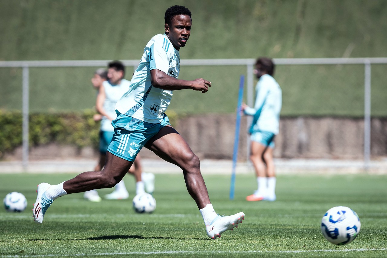 Sinisterra durante treinamento na Toca da Raposa 2
