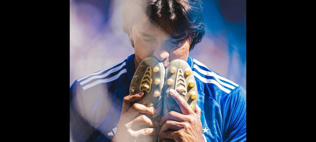 Imagem de Marcelo Moreno beijando as chuteiras em sua despedida, feita pelo fotógrafo Vinnícius Silva, foi a vencedora do prêmio
