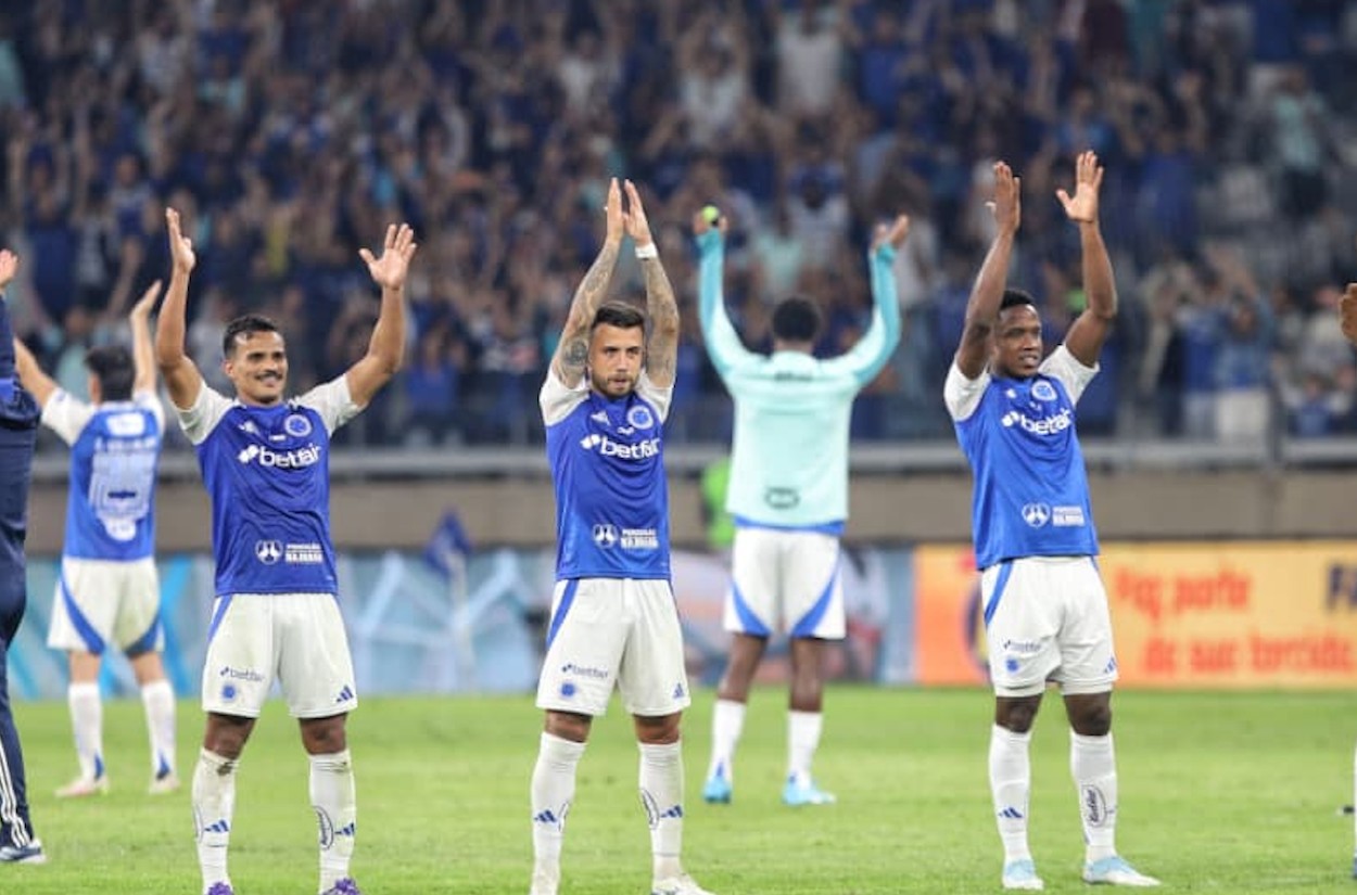 Jogadores do Cruzeiro celebram vitória contra o São Paulo no Mineirão 
