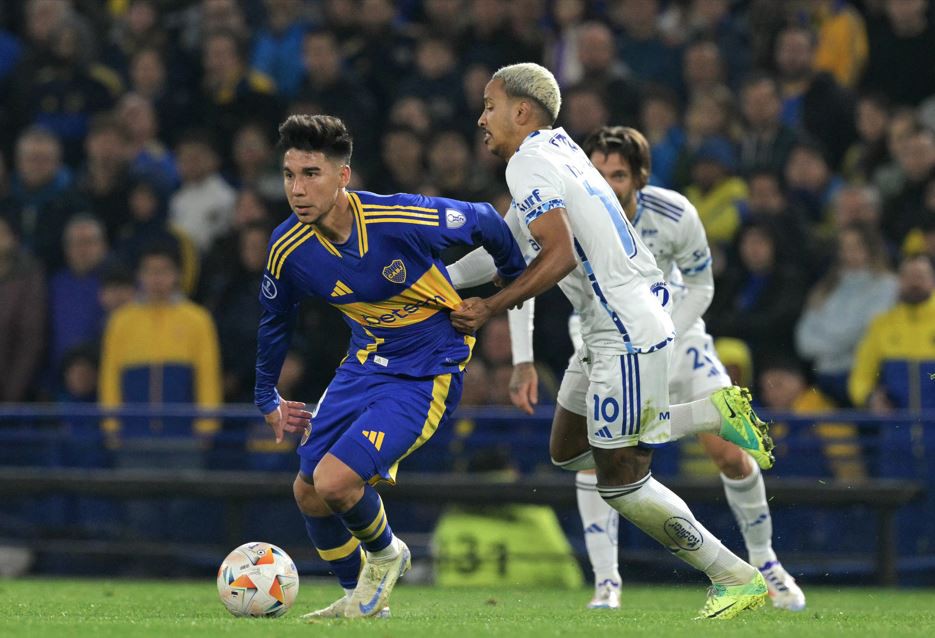 Pereira em disputa de bola contra um jogador do Boca