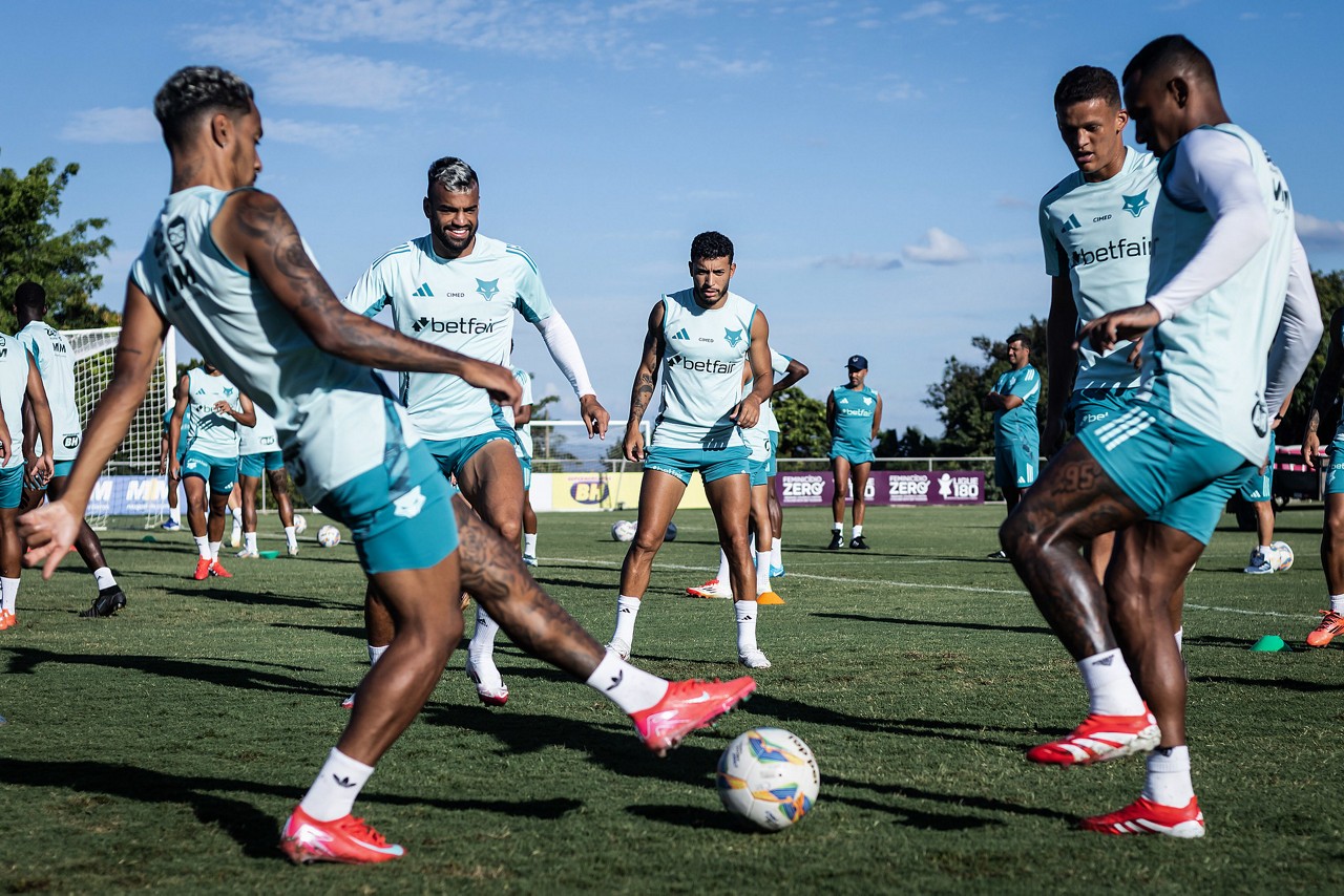 Jogadores do Cruzeiro durante treinamento na Toca da Raposa