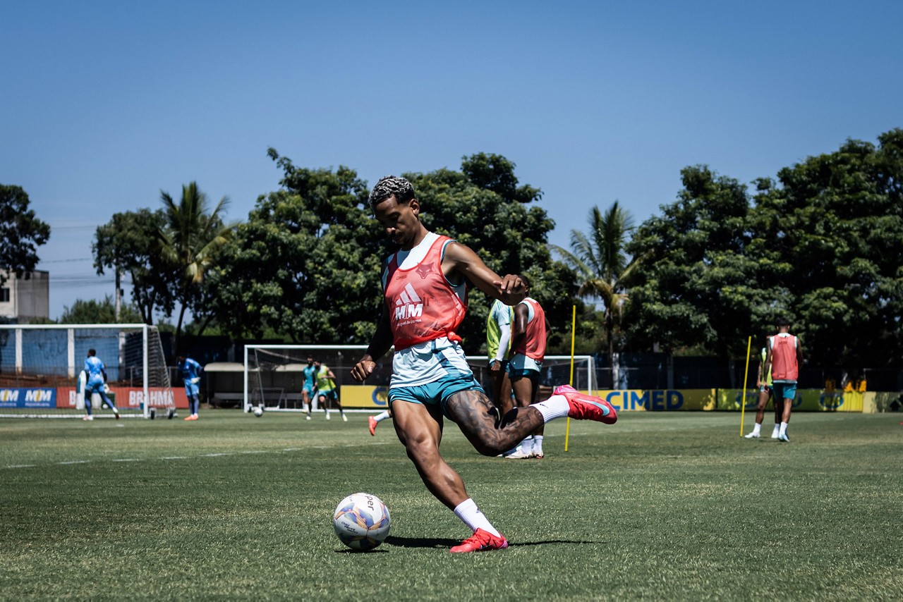 Matheus Pereira em ação em treino do Cruzeiro na Toca da Raposa