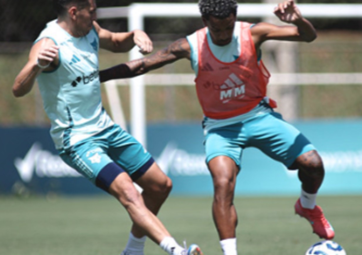 Matheus Pereira domina a bola durante treino do Cruzeiro, sob a marcação de Villalba