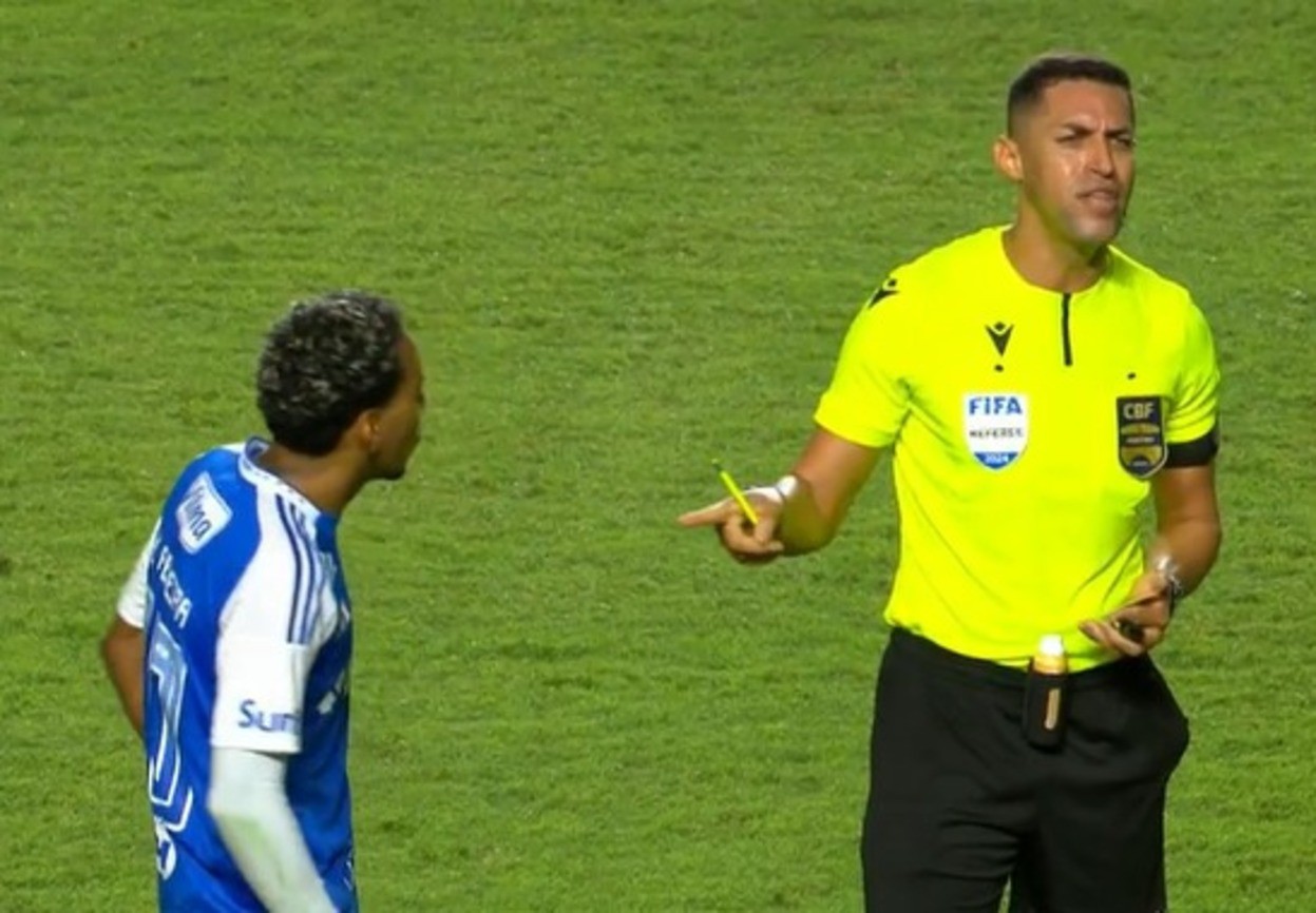 Árbitro Rodrigo Pereira de Lima aplica cartão amarelo em Matheus Pereira, do Cruzeiro, durante partida com o São Paulo