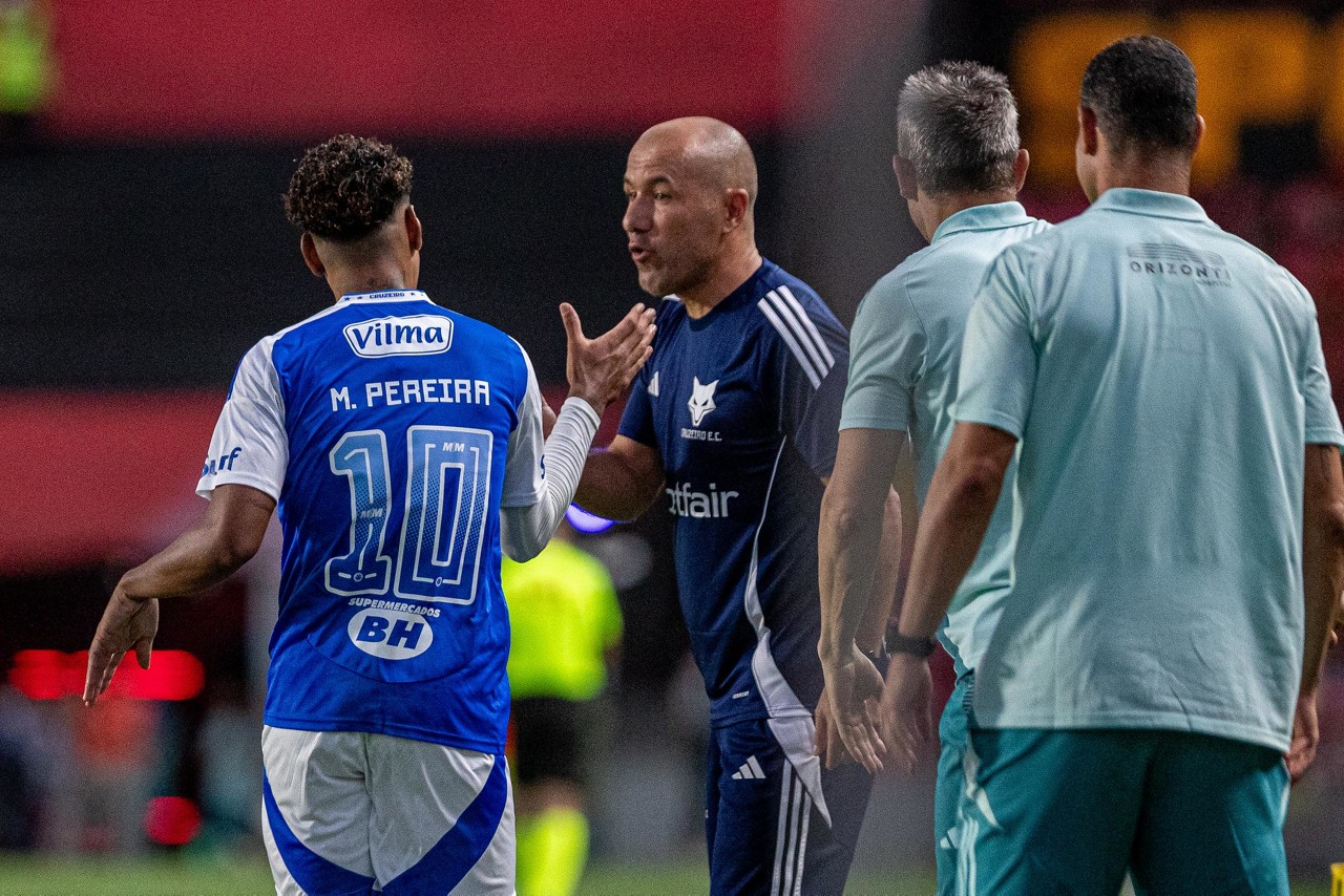 Autor de dois gols diante do Sport, na Ilha do Retiro, Matheus Pereira cumprimenta o técnico Leonardo Jardim
