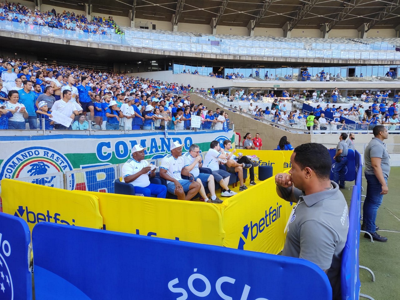 Torcedores do Cruzeiro em camarote  dentro do gramado neste domingo (16)