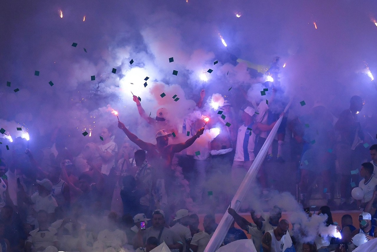 Contra o Lanús, duelo ficou marcado pela festa da China Azul
