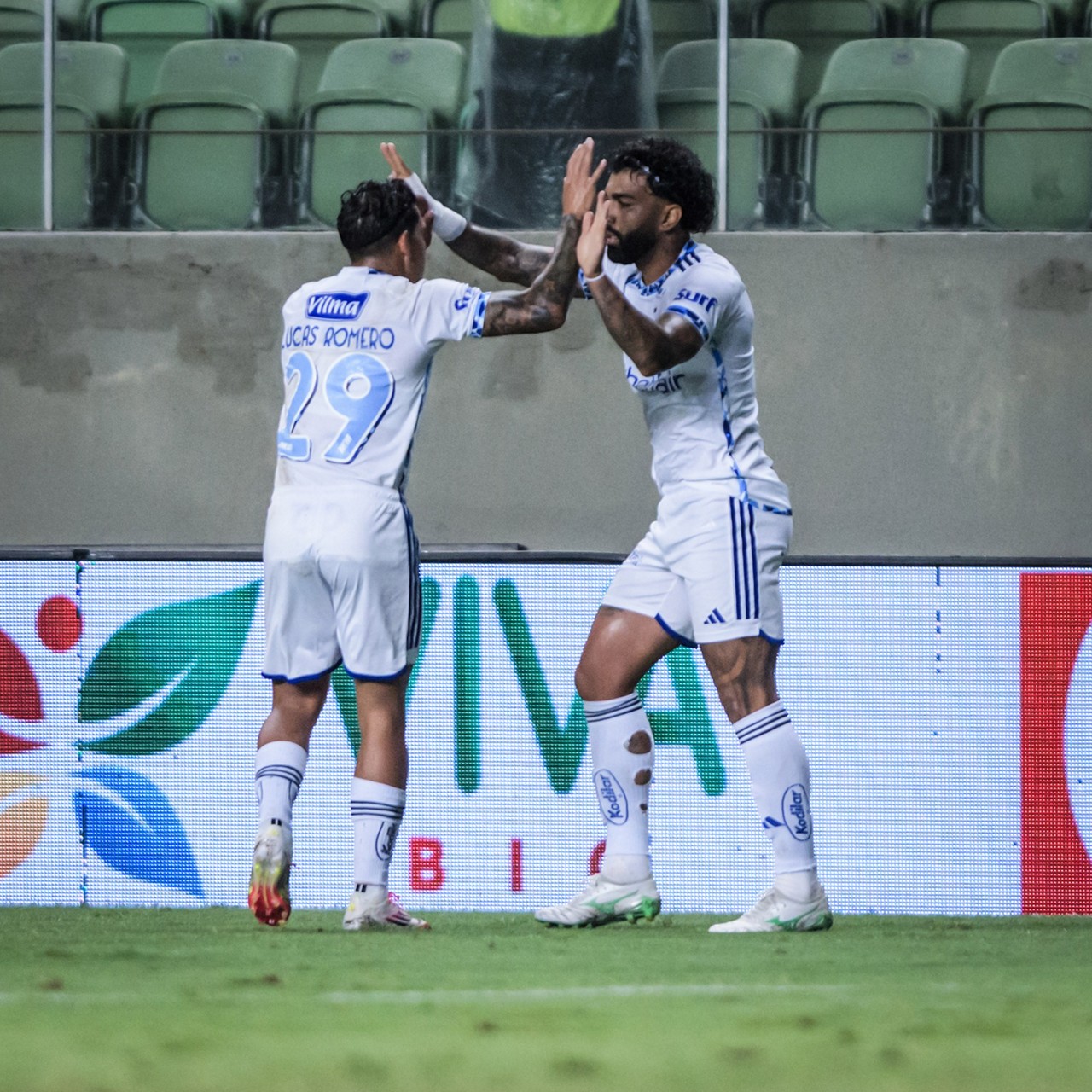 Dudu e Gabigol celebram gol do Cruzeiro em duelo na Arena Independência