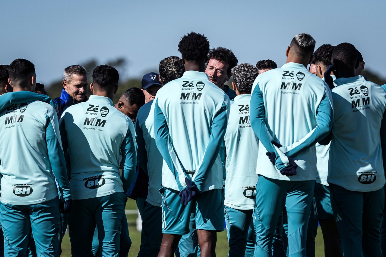 Técnico Fernando Diniz passa instruções ao elenco celeste durante atividade da pré-temporada nos EUA