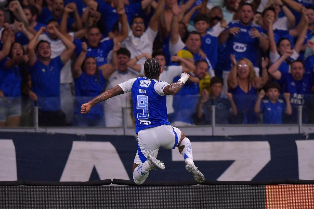 Autor do segundo gol celeste, Gabigol pula para comemorar com a torcida