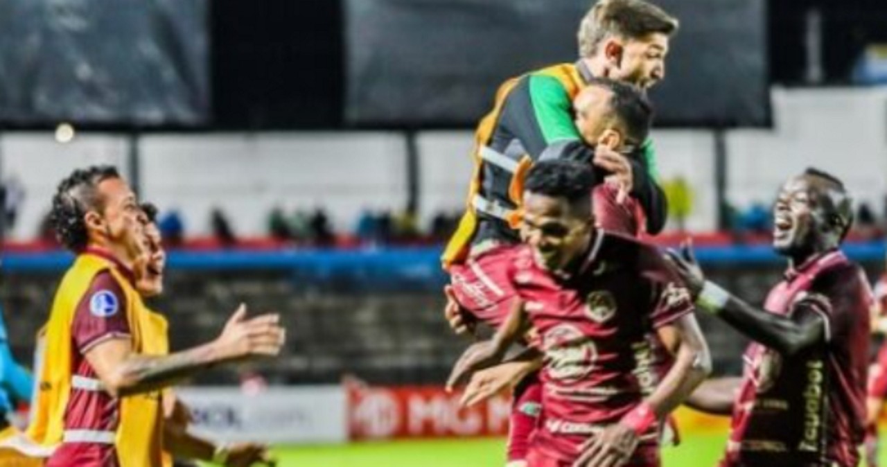 Jogadores do Mushuc Runa comemoram um dos gols da vitória sobre o Palestino
