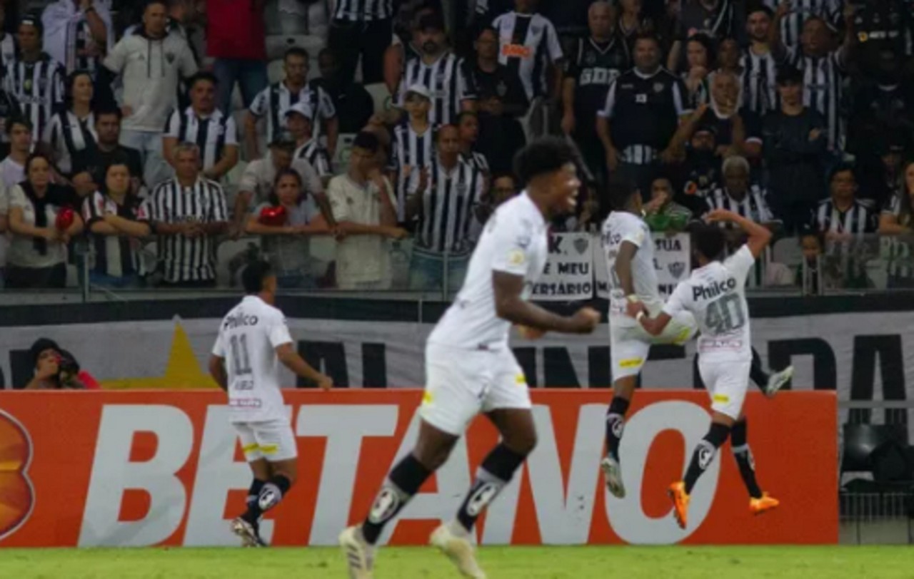 Santos comemora gol no empate com o Atlético, em 2022, no Mineirão; jogador do atual elenco do Mushuc Runa estava em campo