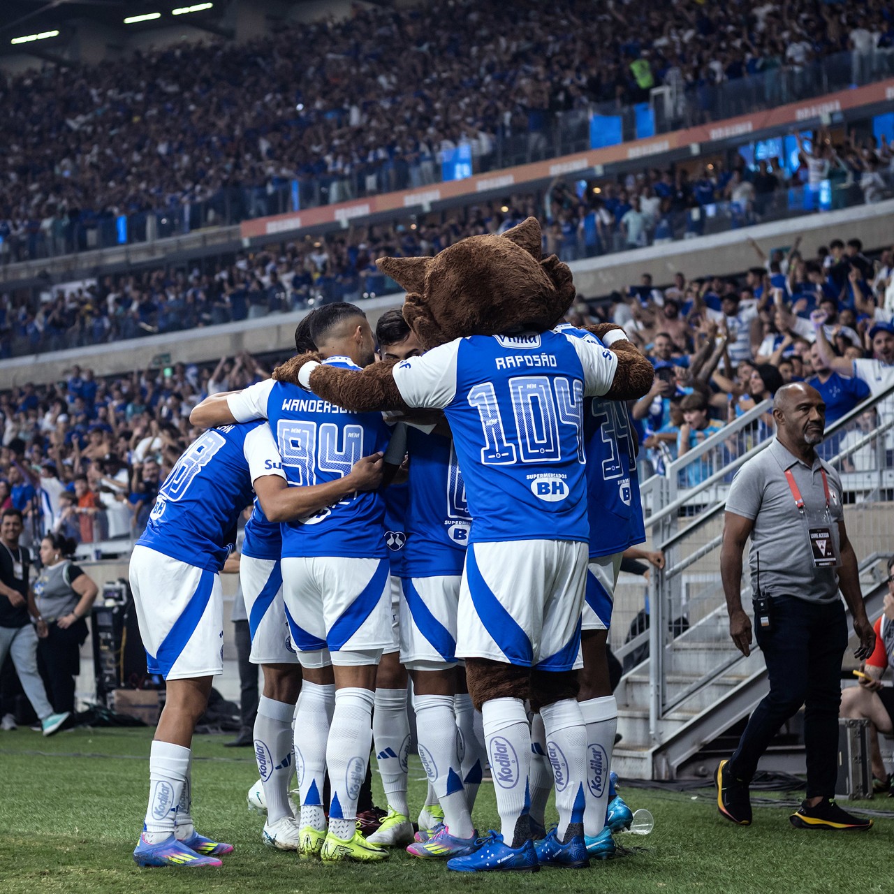 Jogadores do Cruzeiro celebram gol sobre o Palmeiras, no Mineirão, para delírio da torcida celeste
