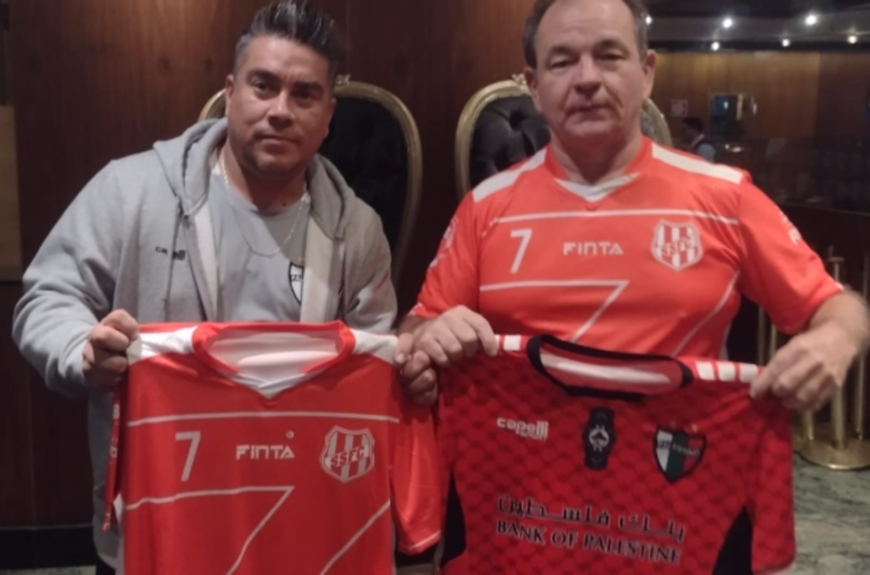 Ivan Merino, do Palestino, e Fabiano Costa, do Sete de Setembro, posam após tradicional troca de camisas entre as equipes