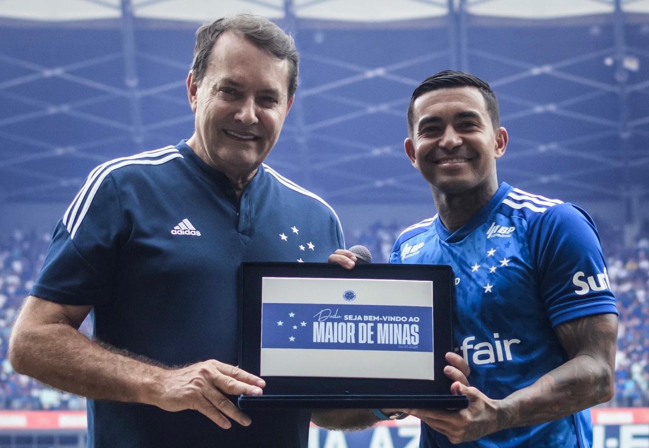 Pedrinho e Dudu juntos na apresentação oficial do atacante à torcida celeste