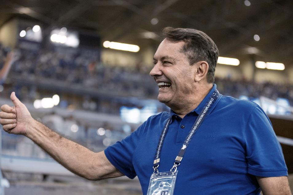 Pedrinho cumprimenta torcedores no Mineirão antes de partida