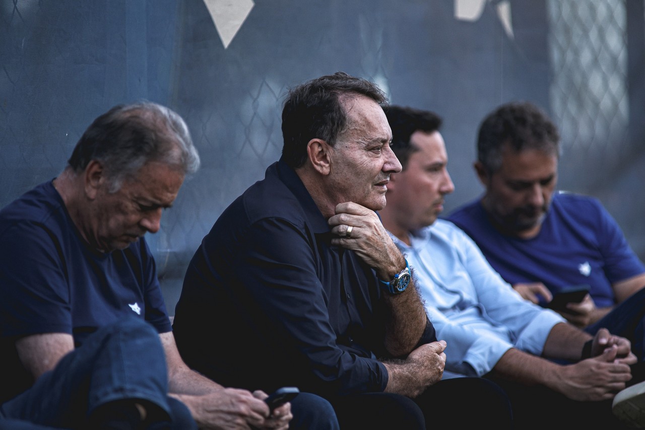 Pedro Lourenço ao lado de parte da diretoria na Toca da Raposa 2