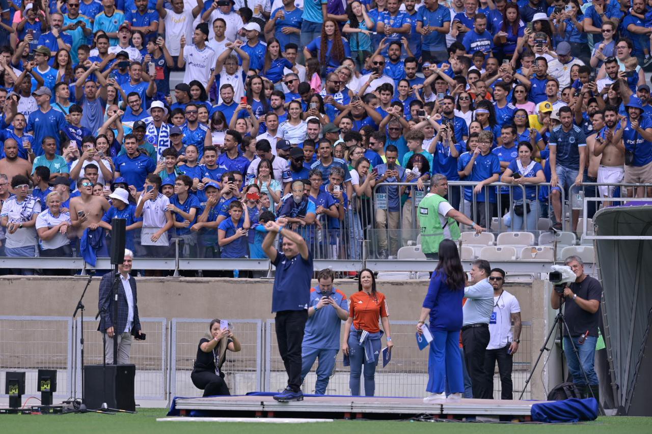 Pedro Lourenço subiu ao palco montado à beira do gramado do Mineirão para recepcionar reforços do Cruzeiro
